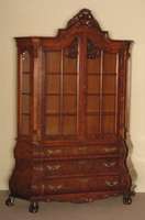Barockstilvitrine, Holland, um 1960, Korpus Weichholz, Wurzelnußfurnier, doppelt gebauchtes Unterteil auf TatzenfÜßen, BronzebeschlÄge, ...