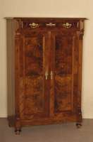 Vertiko, deutsch, um 1880, GrÜnderzeit, Korpus Weichholz, Nußbaumfurnier, auf KugelfÜßen, Lisenen kanneliert, in Veluten auslaufend, 2 TÜren ...