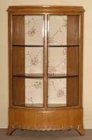 Eckschrank, deutsch, um 1910, ArtDeco, Korpus Weichholz, Kirschbaumfurnier, Unterteil abgesetzt mit stern- und muschelfÖrmigen Verzierungen, 2 ...