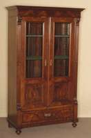 BÜcherschrank, deutsch, um 1880, GrÜnderzeit , Korpus Weichholz, Nußbaumfurnier, auf KugelfÜßen, 1 Schublade, Lisenen gerillt, in Veluten ...