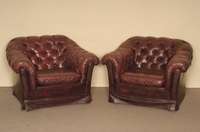 Ledersessel, Chesterfield, genoppt und geheftet, rotes Rindsleder, lose Kissen, Gebrauchsspuren, ca. 76x100x90 cm, Sh. 43 cm, St. 50 cm