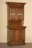 Aufsatzschrank, Flandern, um 1880, Eiche massiv, 4-fach gestufte Fußleiste, Lisenen dekoriert mit aufgesetzten Akanthusblattschnitzereien, ...