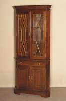 Eckschrank, England, um 1960, Sheratonstil, Mahagoni massiv, Mahagonifurnier, Unterteil 2 TÜren und 1 Schublade, Oberteil 2 GlastÜren, ...