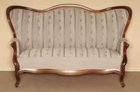 Sofa, deutsch, um 1860, Louis-Philippe, Mahagoni massiv, gebogene Beine, RÜckenlehne in Schmetterlingsform, Gestell restauriert und Schellack ...