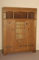 Jugendstil-Vielzweckschrank, deutsch/wohl Karlsruhe, um 1900/1904, Korpus Weichholz/Hartholz, harmonische Aufteilung, 3 -geteilt, Oberteil fÜr ...