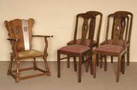 4 HochlehnstÜhle, deutsch, um 1910, Eiche massiv, konische Beine, RÜckenlehne brettfÖrmig verstrebt, mit medaillonfÖrmigen Flachschnitzereien, ...