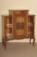 EtagenschrÄnkchen, mitteldeutsch, um 1900, nach englischem Vorbild von 1870/80, auf Ahorn und Weichholz gearbeitet, Mahagoni- bzw. ...