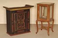 Pfeilervitrine, deutsch, um 1900, nach englischem Vorbild von 1880/90, Korpus Ahorn und Weichholz massiv, Mahagoni- bzw. Wurzelnußfurnier, z.T. ...