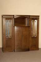 Vielzweckschrank, deutsch/wohl Karlsruhe, um 1910, Jugendstil, Eiche massiv, Eichefurnier , Mittelteil auskrakend und gewÖlbt, breiter Zahnfries, ...