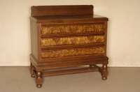 kleine Kredenz, deutsch, um 1924/28, Korpus Eiche und Weichholz, Eichefurnier, in der Art der sogenannten Windelkommoden, Schubladen gebaucht, ...