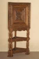 Eckschrank, England, um 1780, Eiche massiv, auf gedrechselten StollenfÜßen, etagenfÖrmig aufgebaut, 2 Ablagen mit geschnitzer Front, ...