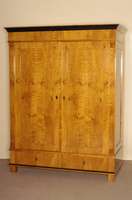 Schrank, deutsch, im Stil von 1820, Korpus Weichholz, Kirschbaumfurnier, eckige FÜße, unten 2 Schublade, diese schwergÄngig, 2 TÜren , z. T. ...