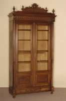 BÜcherschrank, Frankreich, um 1870, Korpus Eiche, Nußbaumfurnier, auf KugelfÜßen, Lisenen mit vorgesetzten kannelierten VollsÄulen, 2 TÜren ...