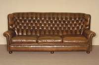 3-sitzer Sofa, um 1960, Chesterfield, brauner Rindslederbezug, RÜckenlehne genoppt und geheftet, lose Kissen, starke Gebrauchsspuren, ca. ...