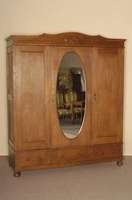 Garderobenschrank, deutsch, um 1910, Korpus Weichholz, Eichefurnier, auf KugelfÜßen, unten 3 SchÜbe, 3 TÜren, MitteltÜr verspiegelt, mit ...