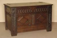 Flachdeckeltruhe, deutsch, um 1780, Eiche massiv, FÜllungen karofÖrmig kassettiert, umlaufend geschuppt, schÖne alte Truhe, Schloß und ...