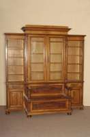 Großer Bibliotheksschrank mit Truhensitzbank, deutsch, um 1880, GrÜnderzeit, Korpus Weichholz, Nußbaumfurnier, auf KugelfÜßen, mittig 2 ...