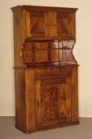 Aufsatzschrank, deutsch/Raum Freiburg, um 1835/40, Front auf Rahmen gearbeitet, Nußbaum massiv, FÜllungen Wurzelnußfurnier gespiegelt, ...