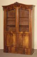 Glasschrank, deutsch, um 1860, Louis -Philippe, Korpus Weichholz, Nußbaum massiv, Nußbaum- bzw. Wurzelnußfurnier, zweitÜriges Vitrinenteil und ...