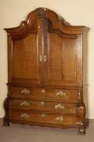 Aufsatzschrank, Holland, um 1820, Barock, Eiche massiv, Unterteil stark geschwungen und gebaucht, auf KlauenfÜßen, Oberteil 2-tÜrig mit ...