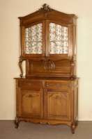 Buffetschrank, Belgien, um 1880, Eiche massiv, Louis-XV, Oberteil zweitÜrig, mit facettiertem Segmentglas, bleiverglast, geschwungene ...
