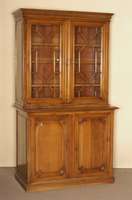 Vielzweckvitrinenschrank, nach englischem Vorbild, StilmÖbel, Buche massiv, mittelbraun gebeizt, Oberteil aufwendig versprosst, gestufte ...