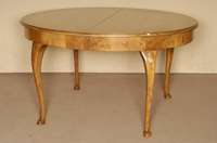 Ovaler Ausziehtisch, deutsch, um 1910, Korpus Weichholz, Nußbaumfurnier, Beine im Barockstil, Nußbaum massiv, leicht gebogen, im oberen Bereich ...