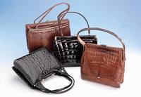 Konvolut 4 Krokotaschen, 70er Jahre, hellbraun, braun und schwarz, z.T. Glanz- optik, Gebr.-Spuren, GrÖßen von 26 x 16.5 cm bis 23 x 18 cm