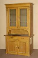 Aufsatzschrank, deutsch, um 1895/1900, Korpus Weichholz, aufgesetzte Leisten, diese vielfach gerillt, AbschlÜsse mit Flachschnitzereien im ...