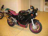 SUZUKI GSX 600 F, Bj. 05/95, erst 8.925 km, 63kW/86PS, abgemeldet seit ?02 mit Original Brief. Lief bis zu diesem Zeitpunkt tadellos! 4 Zylinder ...