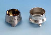 2 SalzgefÄße, 1 x 84er Silber, Petersburg 1889, Innenverg.; 1 x Rußland um 1920, 84er Silber