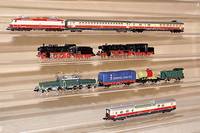 Konvolut Fleischmann Piccolo, wohl 80er Jahre, best aus: Dampflok Nr. 7175 und 7160, beide mit Tender, E-Lok BR 120002-1, dazu 7 GÜterwagen Nr. ...