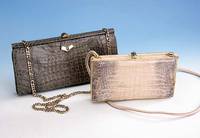 Konvolut 2 Handtaschen, Alligator, um 1965, 1 x cremefarben/grau, UmhÄnge- riemen, ca. 22 x 12 cm, Gebr.-Spuren bzw. min. besch., Metallmonturen ...