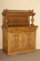 Anrichte mit Aufsatz, deutsch, um 1880, GrÜnderzeit, helle Eiche massiv, 2 TÜren und 2 Schubladen, kassettierte FÜllungsfelder, mit floraler ...