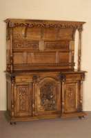Prunkaufsatzschrank, Belgien, um 1870, Nußbaum massiv und furniert, Unterteil dreitÜrig mit aufwendig geschnitzten Inlets, MitteltÜr als Motiv, ...