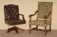Rollarmlehnstuhl, England, Chesterfield, braunes Leder, von guter QualitÄt, RÜcken und SitzflÄche genoppt, fÜnf Auslegerbeine (wohl Mahagoni) ...