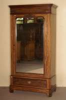 WÄsche- oder Kleiderschrank, deutsch, um 1880, Nußbaum massiv und furniert, eintÜriges MÖbel mit Spiegelglas, aufwendige florale ...