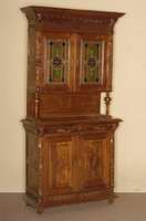 Buffetschrank, Belgien, um 1880, Eiche massiv, zweitÜriges Oberteil mit bunter Bleiverglasung, florale und Kerbschnitzerei, LÖwenkopfmotive, ...