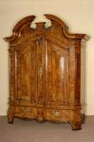 Prunk- bzw. Dielenschrank, Schleswig-Holstein, um 1720, Korpus Eiche massiv (!), auf Rahmen gearbeitet, in sich doppelt geschweifte FÜllungen, ...