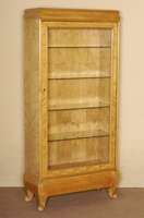 Vitrine, deutsch, um 1925/27, Korpus Weichholz und Buche massiv, Ahorn massiv, Ahornfurnier, z.T. gespiegelt verlegt, auf Rahmen gearbeitet, ...