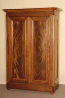 Schrank, deutsch, um 1840/50, SpÄtbiedermeier, Korpus Weichholz, Mahagonifurnier, FÜllungen mit gespiegeltem Pyramidenmahagonifurnier, ...