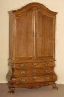 Kabinettschrank, Holland, um 1960, Eiche massiv, z. T. furniert, auf TatzenfÜßen, geschweifte Fußleiste mit aufgesetzten Schnitzereien, ...