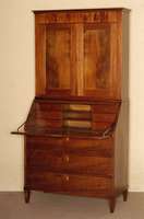 Aufsatzschreibschrank, deutsch, um 1810, z. T. Mahagoni massiv, Mahagonifurnier, 2 -teiliger Korpus mit 3-schÜbigem Kommodenteil, auf kurzen ...