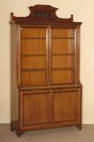 BÜcherschrank, England, um 1900, Jugendstil, Mahagoni massiv, Unterteil mit 2 TÜren, diese mit massiven FÜllungen, Oberteil zurÜcklaufend, mit ...