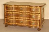 Barockkommode, deutsch/wohl Braunschweig, um 1780, Korpus Weichholz, Eiche- und Nußbaumfurnier, vorne auf KugelfÜßen, hintere FÜße sekundÄr, ...
