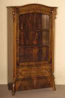 Glasschrank, deutsch, um 1860, Korpus Weichholz, Nußbaum- bzw. Wurzelnußfurnier, abgeschrÄgte Ecken mit aufgesetzten halbrunden Leisten, in ...