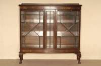 Vitrine, England, um 1920/25, Sheratonstil, Korpus Mahagoni und Weichholz, Mahagonifurnier , KlauenfÜße, Leisten z.T. mit Perlstabschnitzerei, ...