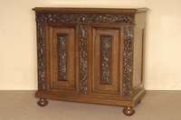 Kissenschrank, Holland, um 1800, Eiche massiv, aufgelegte Schnitzereien, Blumen und FrÜchte, zum Teil vollplastisch, Kissen mit ...