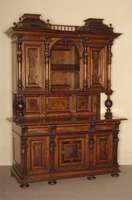 Aufsatzbuffet, deutsch/wohl Berlin, um 1870, Korpus Weichholz, Nußbaumfurnier, z. T. Wurzelfurnier gespiegelt, Unterteil auf KugelfÜßen, ...