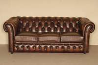 3-sitzer Sofa, nach englischem Vorbild von 1860/70, rotbraunes Leder von bester QualitÄt, Nagelverzierung, RÜcken und Seiten geheftet und ...